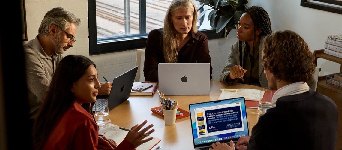 Entenda por que investir em Mac para pequenas e médias empresas reduz custos, melhora a segurança e aumenta a produtividade da equipe